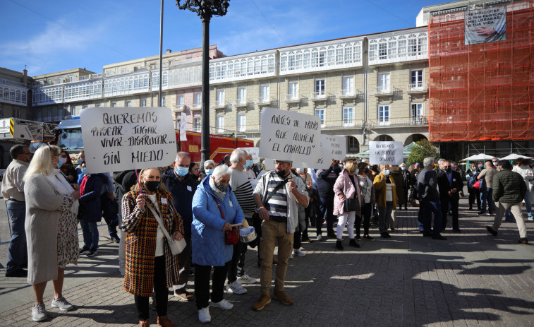 Cerca de 300 vecinos protestan en María Pita para exigir más seguridad