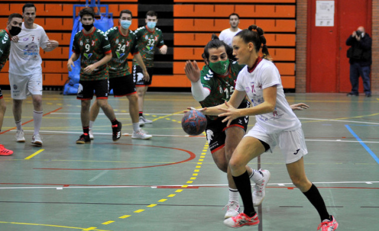 Mireia Rodríguez hace historia al ser la primera mujer en un partido de balonmano masculino