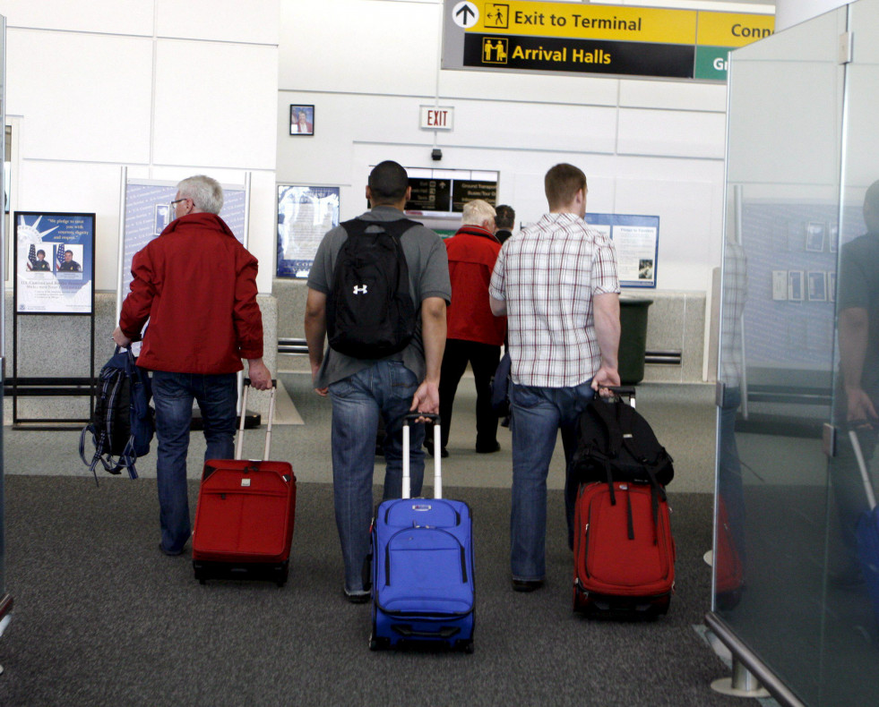 Viajeros con maletas, aeropuerto, turistas