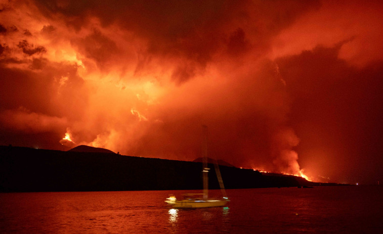 La lava sigue alimentando la colada que alcanzó el mar en la playa de Los Guirres