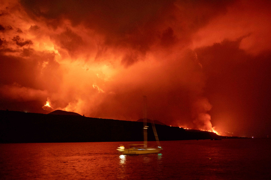 La lava sigue alimentando la colada que alcanzó el mar en la playa de Los Guirres