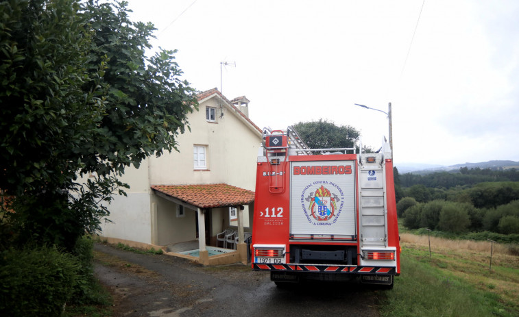 Una mujer hospitalizada y varios heridos en Sada tras arder su vivienda