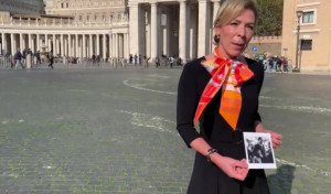 La hija de Manuel Ferrol entrega al Papa la foto 'El padre y el hijo', 