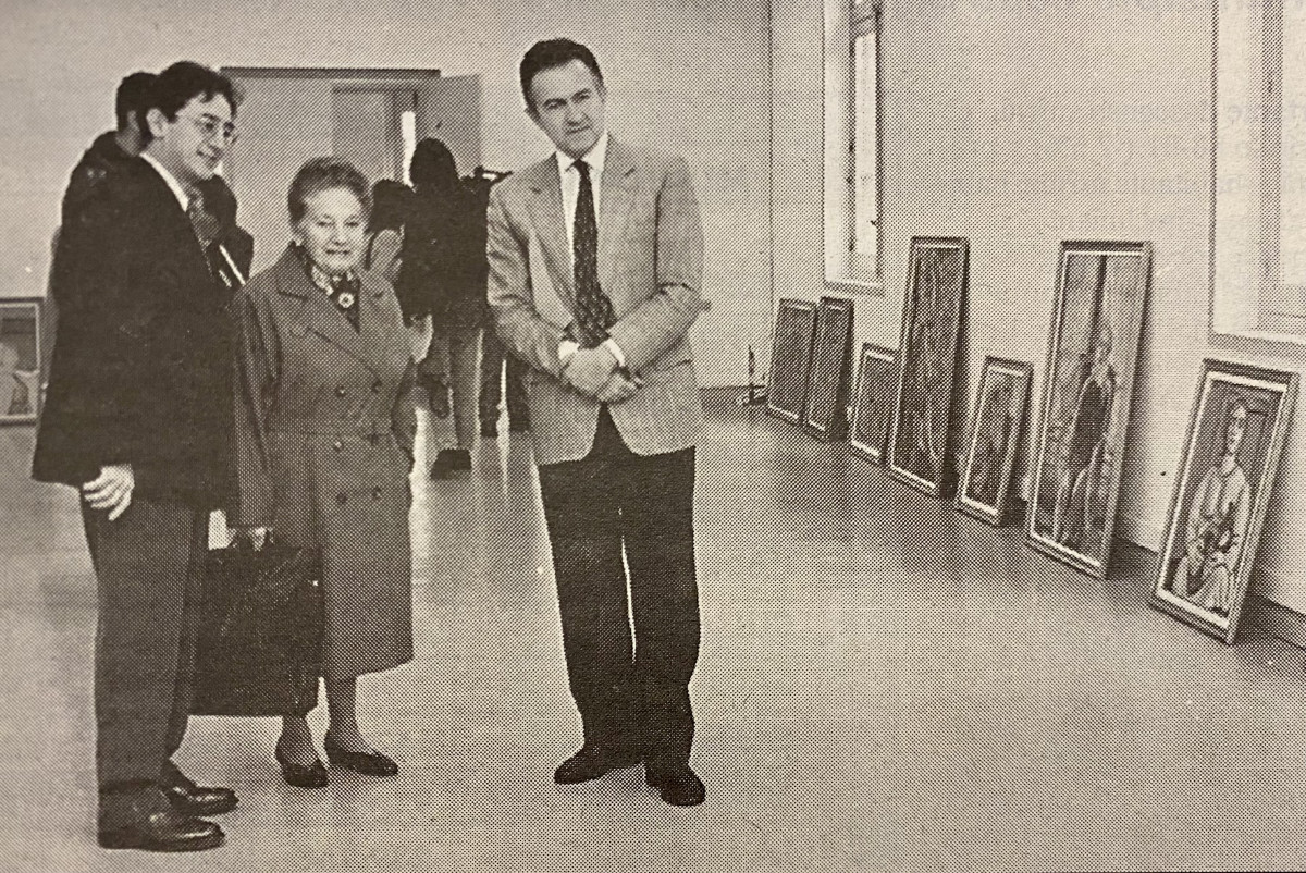 El director de la Fundaciu00f3n Luis Seoane, la viuda del pintor y Mu00e9ndez Romeu en 1996