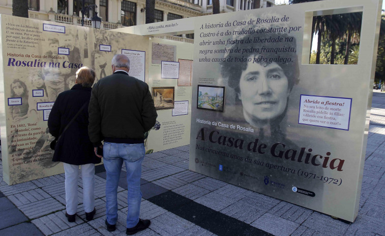 Los jardines de Méndez Núñez acogen una muestra sobre los 50 años de la Casa-Museo de Rosalía