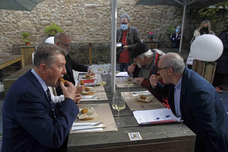 El jurado del Concurso de Tapas Picadillo valora los bocados en la categoría de “Maridaje”