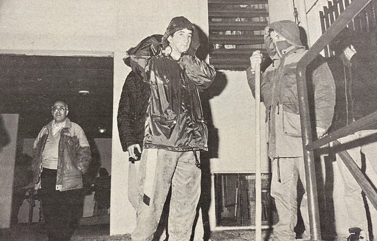 Vecinos de El Birloque durante una patrulla nocturna 1996