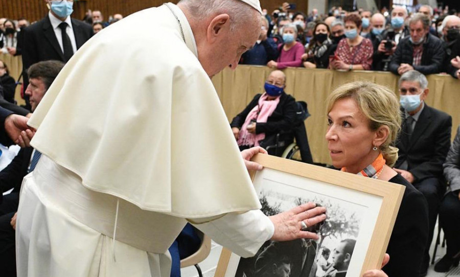 Patricia Ferrol: “El papa conectó con la foto antes de dársela”