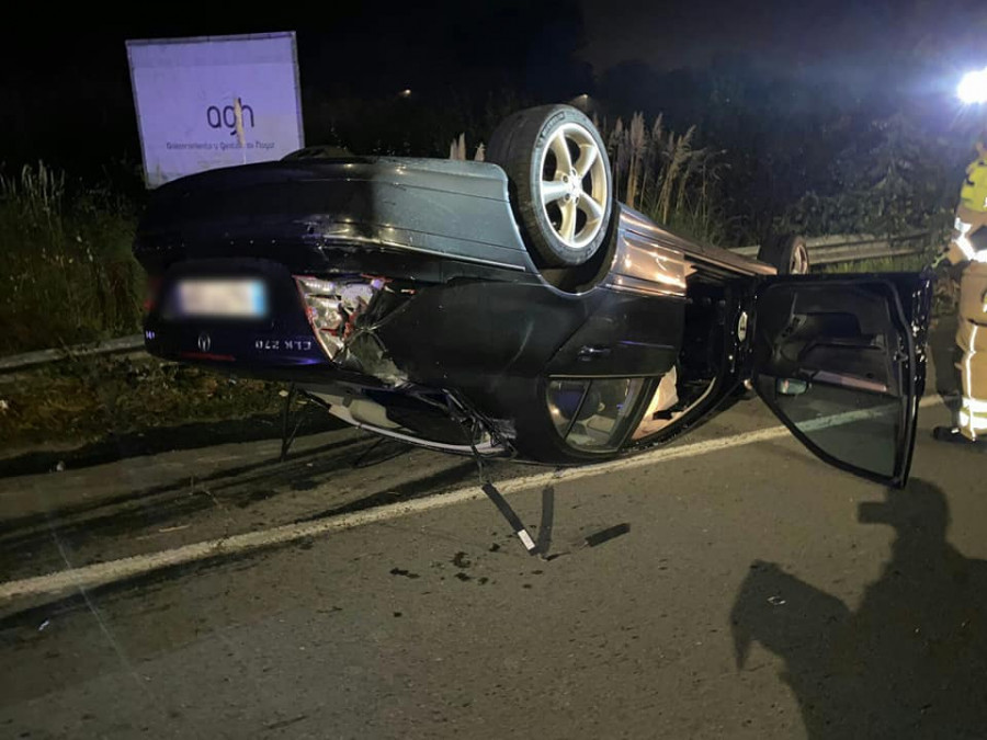 Heridas dos personas tras una colisión entre dos coches en Oleiros