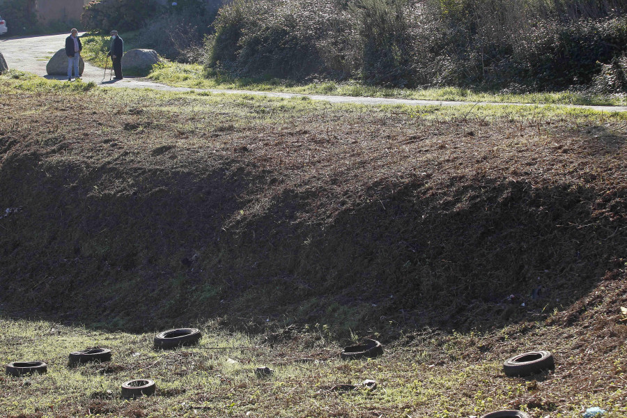 Los vecinos del Ventorrillo denuncian la presencia de un “estercolero” en la zona de As Regas