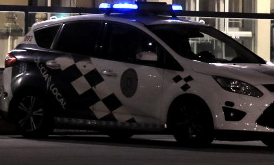 La Policía Local detiene a un ladrón de bolsos que se ocultó bajo un coche en la avenida de Arteixo