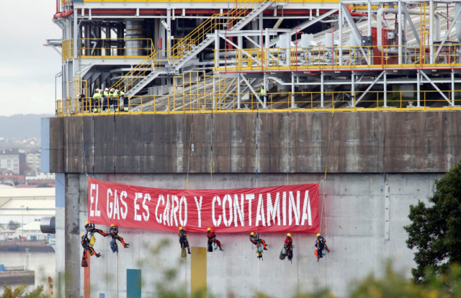 Doce detenidos tras la protesta de Greenpeace en la planta de gas de Reganosa
