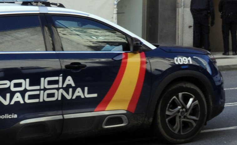Atracan con un cuchillo jamonero dos negocios en Novo Mesoiro