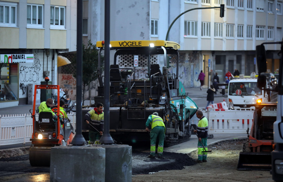 Comienza el asfaltado de los nuevos carriles de la avenida de Arteixo con la ronda de Nelle