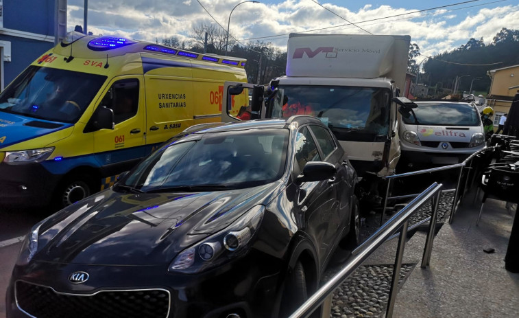 Un accidente en Gandarío con varios vehículos implicados se salda con un herido