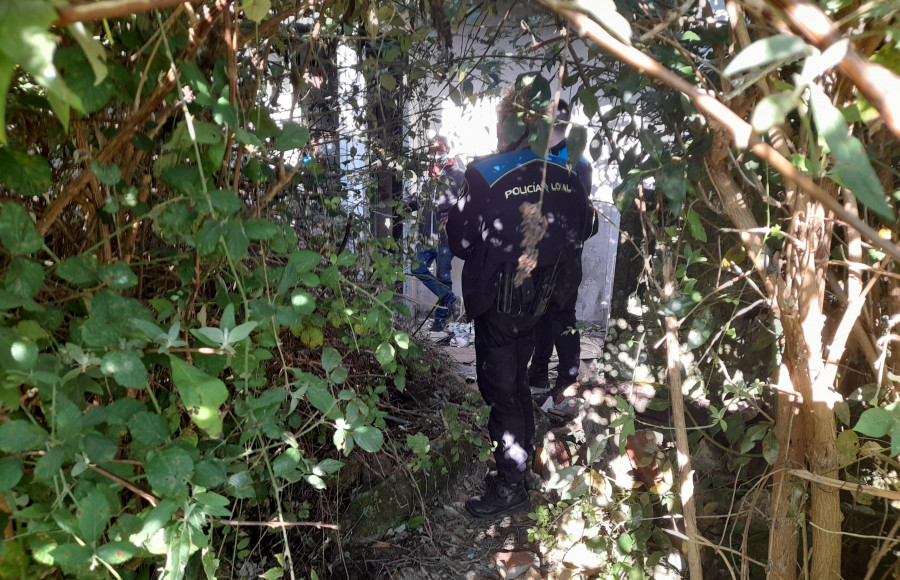 La Policía Local detiene a un fugitivo en una redada en las casas ruinosas de O Castrillón