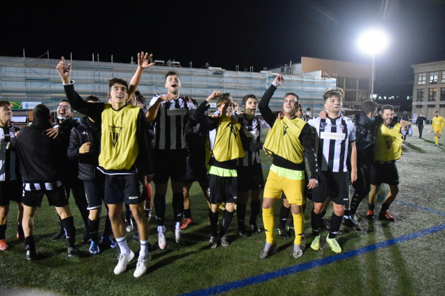 CelebracindelvictoriaenelcampodeAGrela.FotoJavierAlbores