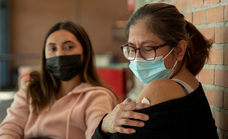 España acuerda proponer la tercera dosis de la vacuna para mayores de 60 años y personal sanitario