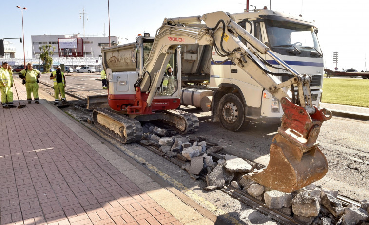 Los vestigios del tranvía continúan su progresiva desaparición de la calzada