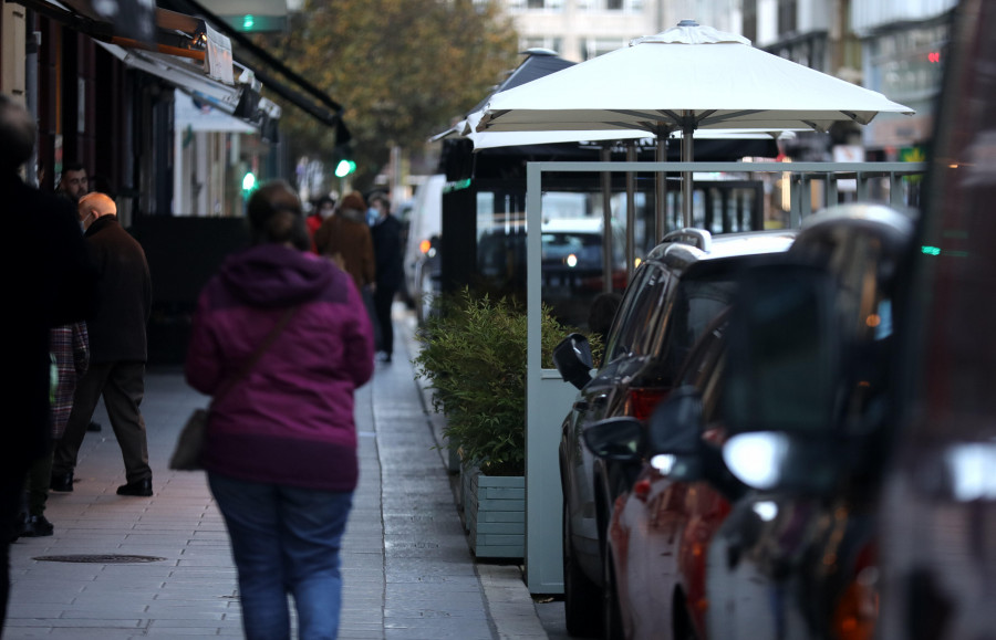 Los vecinos del Ensanche piden recuperar las plazas de aparcamiento cedidas para las terrazas