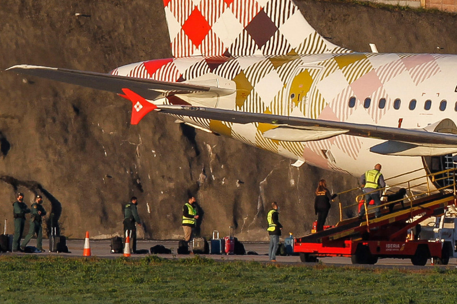 La amenaza de bomba podría estar relacionada con el preso que viajaba en el avión con destino a A Coruña
