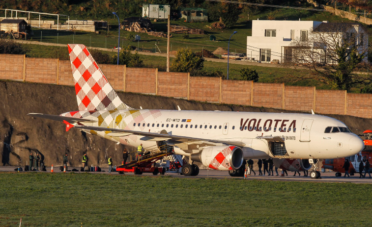 Un aviso de bomba mantiene en vilo al pasaje de un vuelo de Alvedro