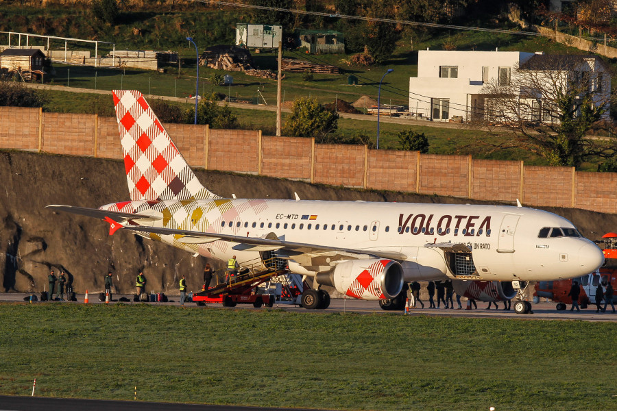 Un aviso de bomba mantiene en vilo al pasaje de un vuelo de Alvedro