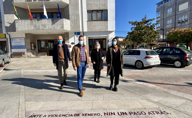Igualdade y el CIM  de Curtis salen a la calle para concienciar a la ciudadanía con motivo del 25-N