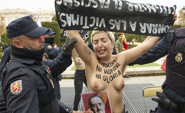 Activistas de Femen vuelven a irrumpir en el acto franquista del 20N