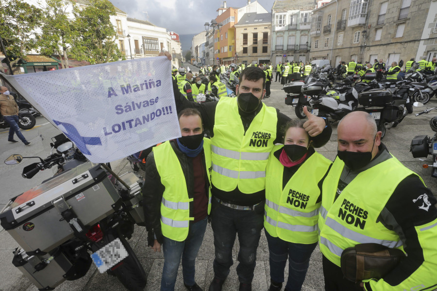 Multitudinaria concentración de motoristas en A Mariña contra el desmantelamiento de Alcoa