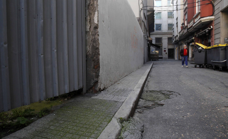 La calle Mantelería cambiará los contenedores y los baches por la plataforma única