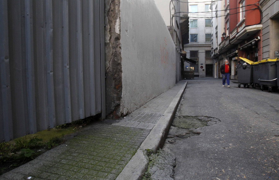 La calle Mantelería cambiará los contenedores y los baches por la plataforma única