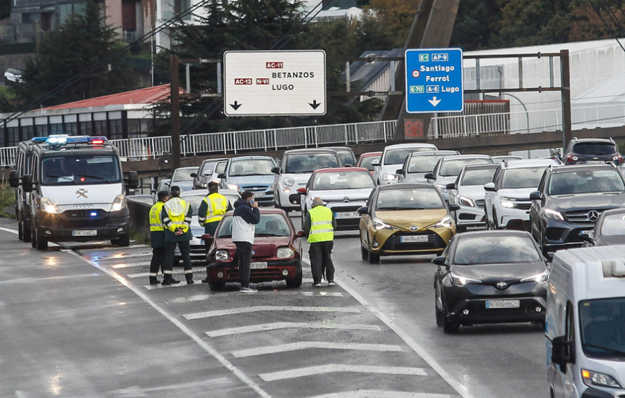 La lluvia acompaña una complicada jornada con un atasco de dos horas en Alfonso Molina