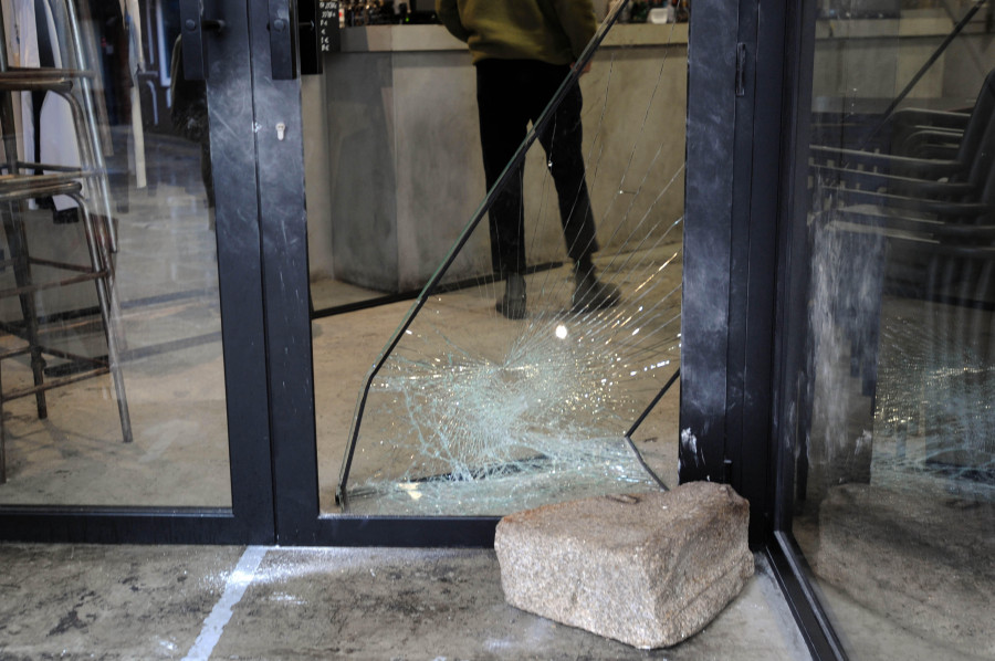 Emplean un enorme trozo de granito para romper la puerta de un pub del Orzán  y llevarse la caja