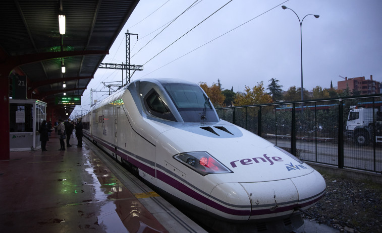 Renfe pone hoy a la venta 250.000 billetes para el AVE Madrid-Galicia a un precio de 15 euros