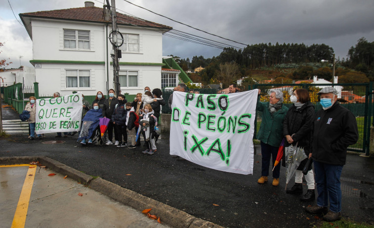 Vecinos de O Couto, en Dorneda, reclaman un paso de peatones en un cruce de alta peligrosidad