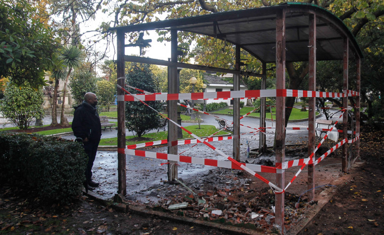 Comienza la retirada del quiosco de gominolas en los jardines de Méndez Núñez