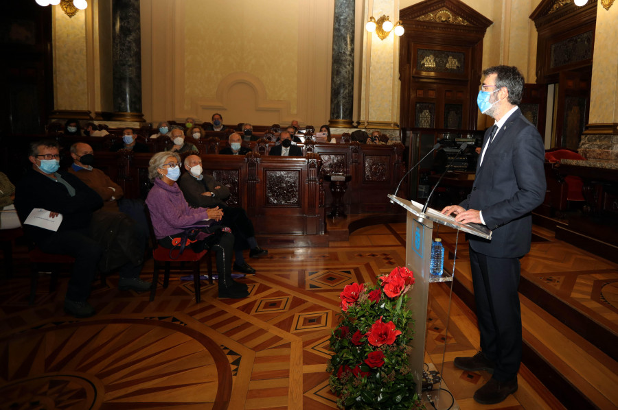 El Ayuntamiento homenajea al edil coruñés fallecido en un campo de concentración