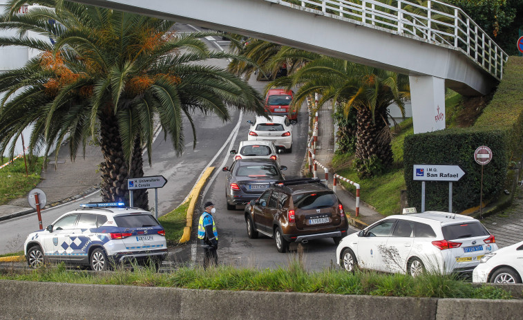 Colapso en los accesos al Chuac debido al aumento de los cribados en el covidauto