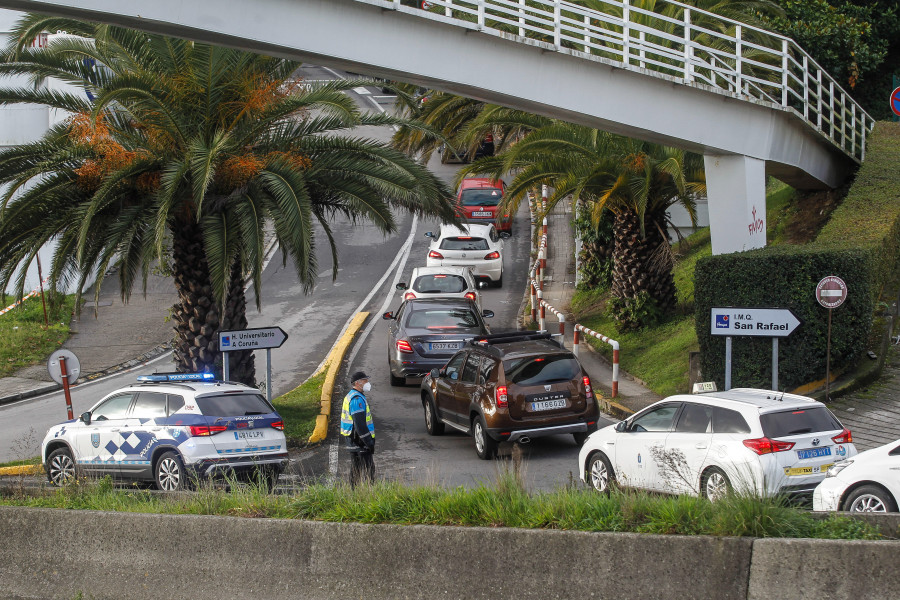 Colapso en los accesos al Chuac debido al aumento de los cribados en el covidauto