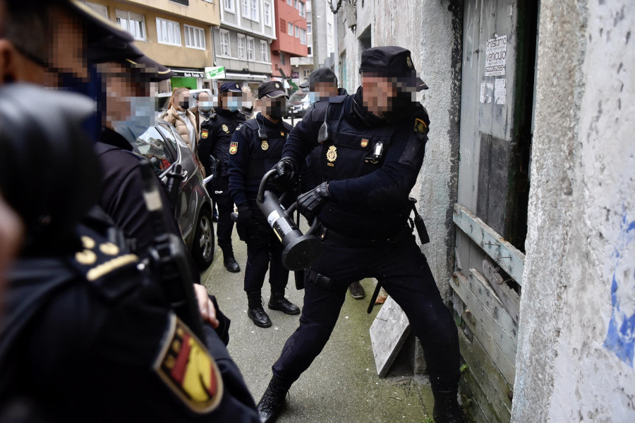 La Policía ejecuta el desalojo de una casa okupada en Peruleiro