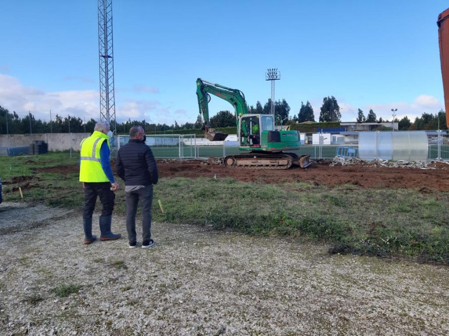 Las nuevas gradas y vestuarios del campo de fútbol de Brexo Lema van tomando forma