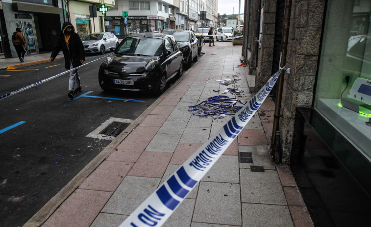 La alerta amarilla por viento  deja varios incidentes por la caída de objetos a la calle