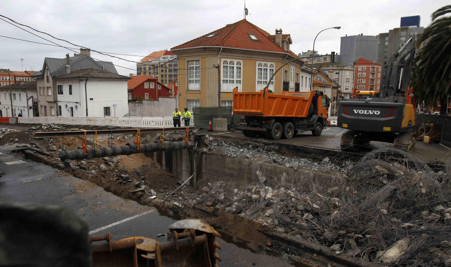 Las obras de la glorieta parten por la mitad la ronda de Nelle con una enorme zanja