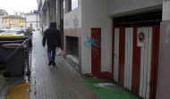 Roban en varios coches en un garaje comunitario en Os Mallos