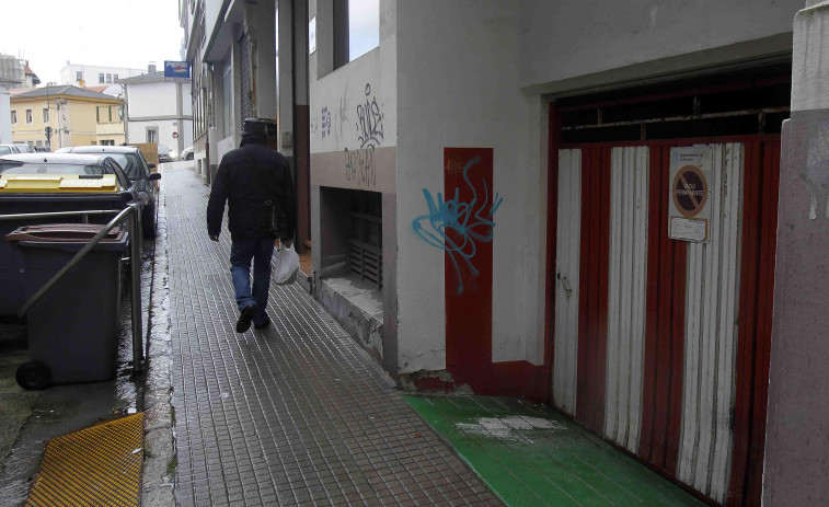 Roban en varios coches en un garaje comunitario en Os Mallos