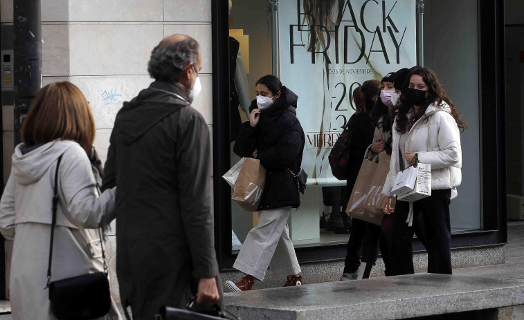 La lluvia no frena a los coruñeses de lanzarse en busca de ofertas por el Black Friday