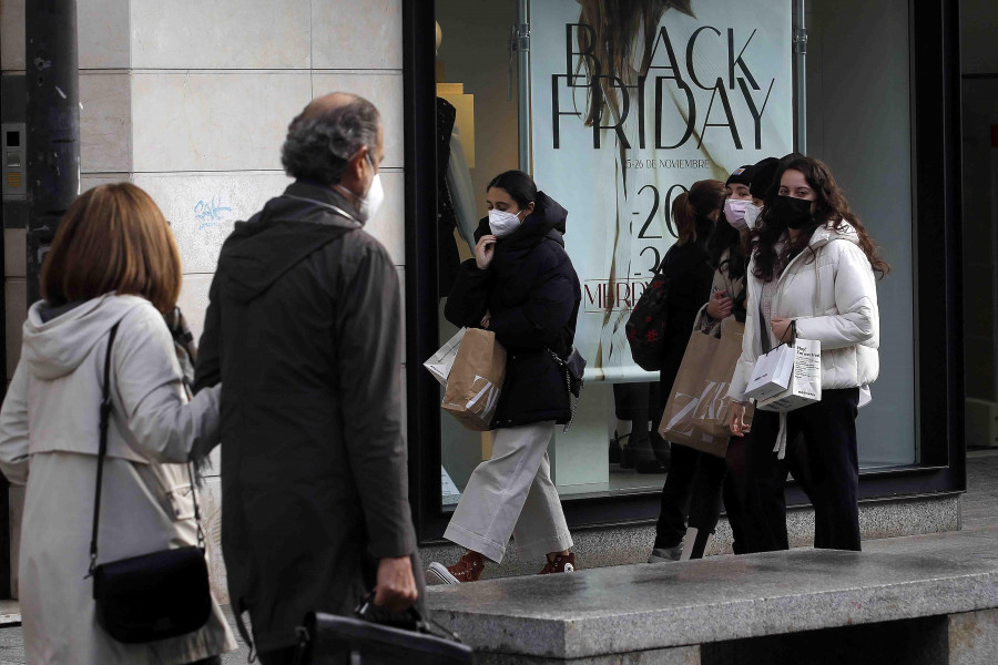 La lluvia no frena a los coruñeses de lanzarse en busca de ofertas por el Black Friday