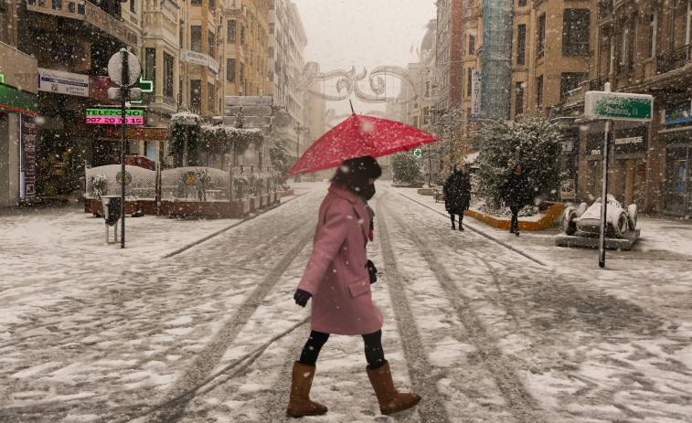 Media España estará hoy en riesgo por nieve, lluvia, viento o fenómenos costeros