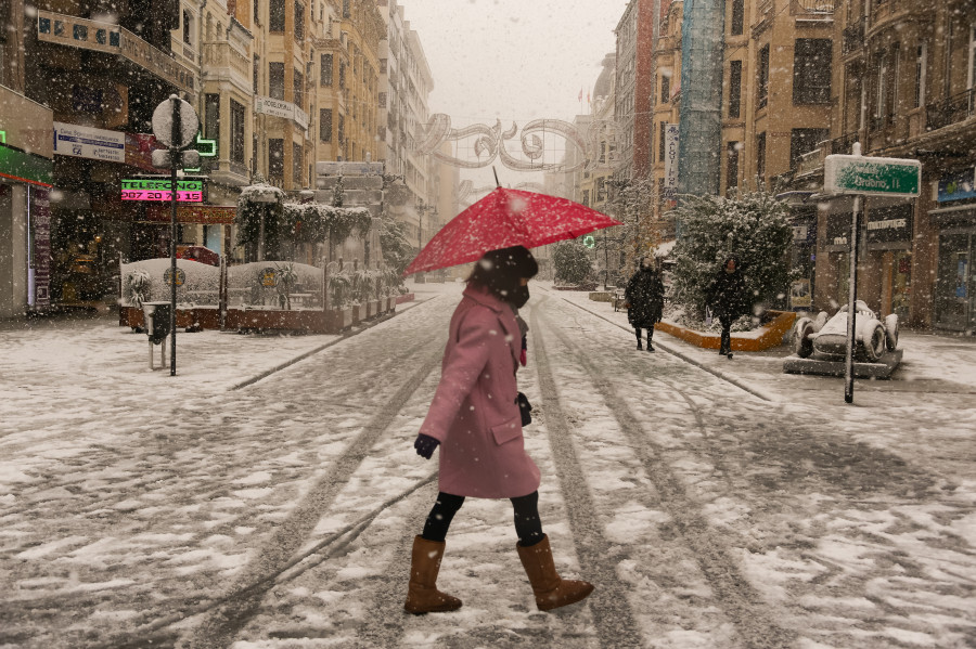 Media España estará hoy en riesgo por nieve, lluvia, viento o fenómenos costeros